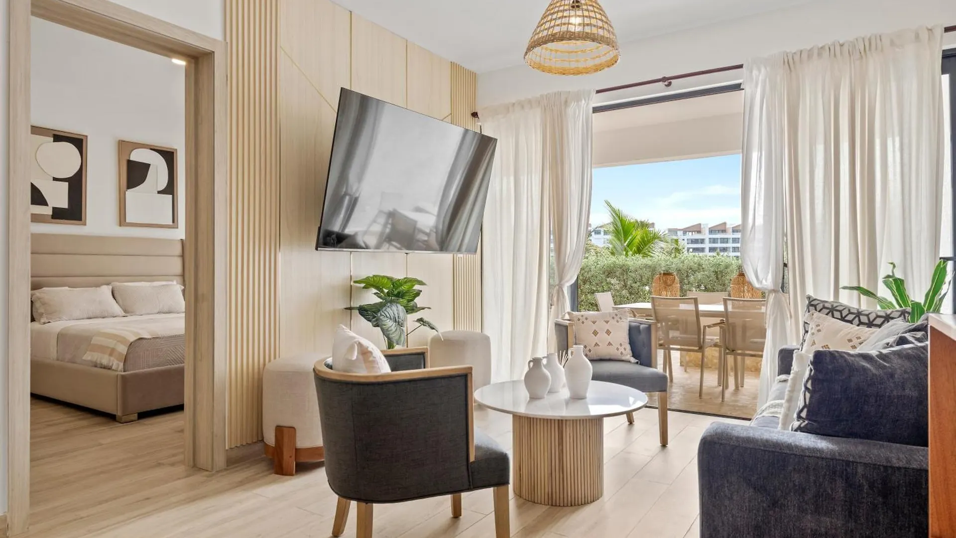 Beachfront Condo With Hot Tub 푼타 카나