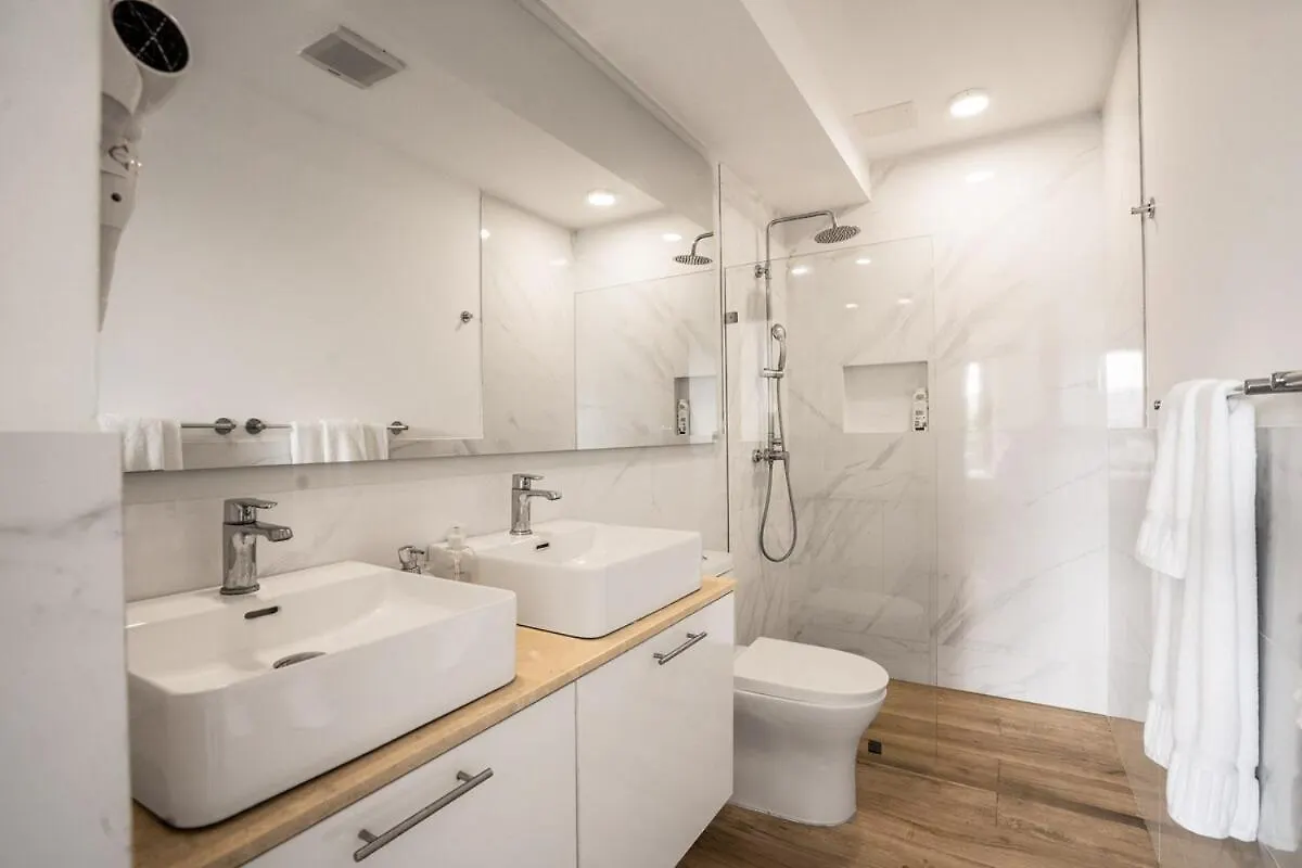 Beachfront Condo With Hot Tub 푼타 카나 0*,
