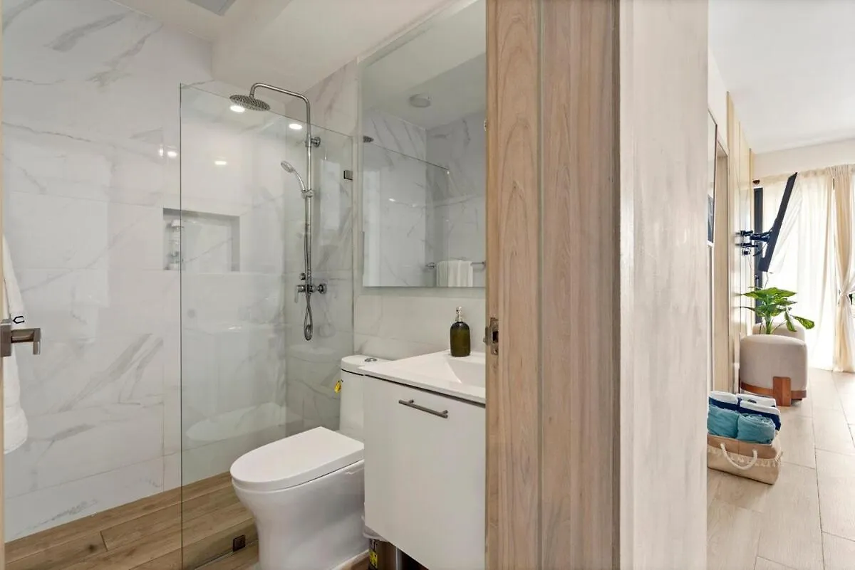 Beachfront Condo With Hot Tub 푼타 카나
