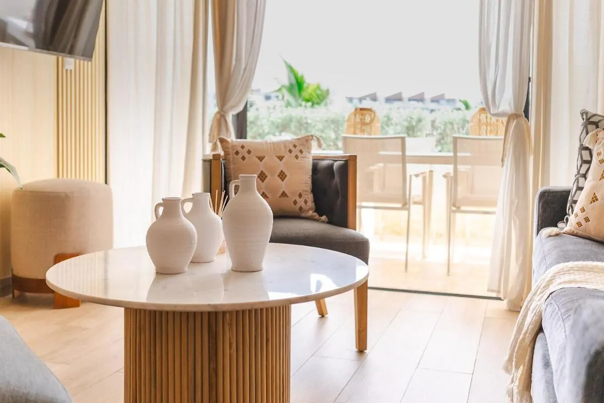 Beachfront Condo With Hot Tub 푼타 카나 아파트