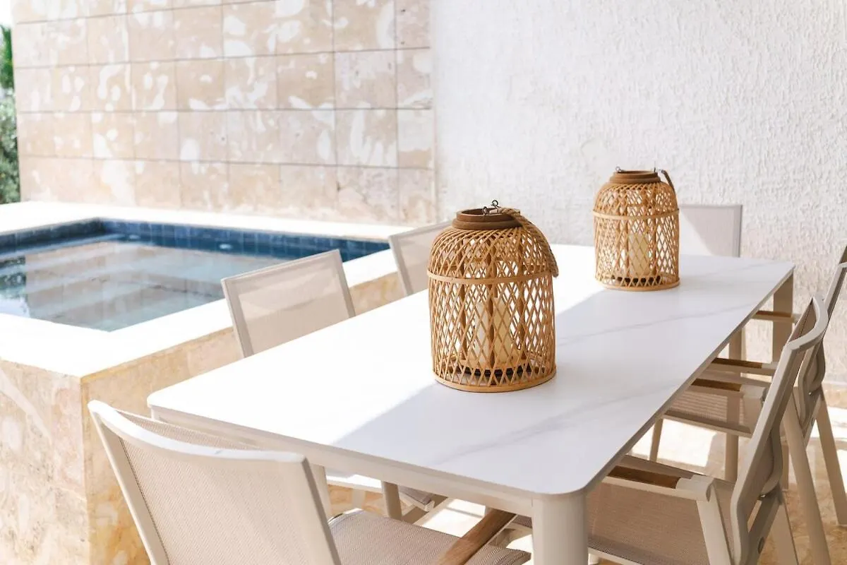 Beachfront Condo With Hot Tub 푼타 카나 아파트