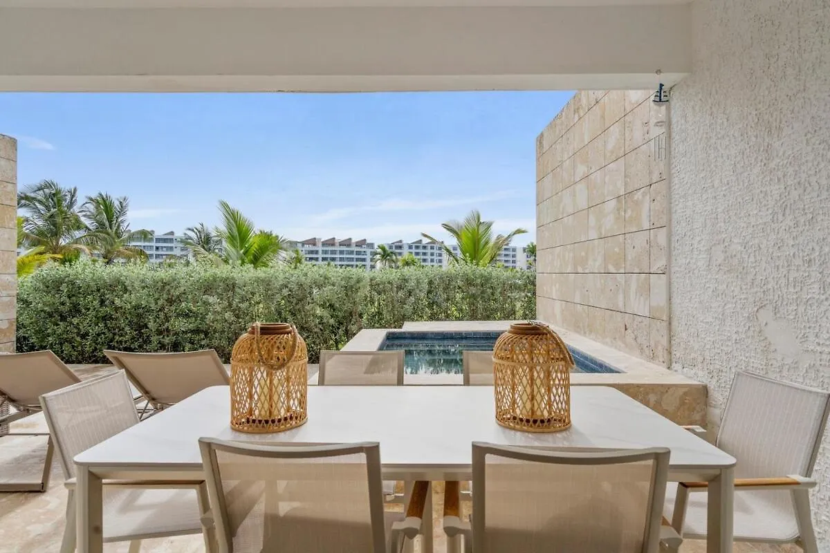 Beachfront Condo With Hot Tub 푼타 카나