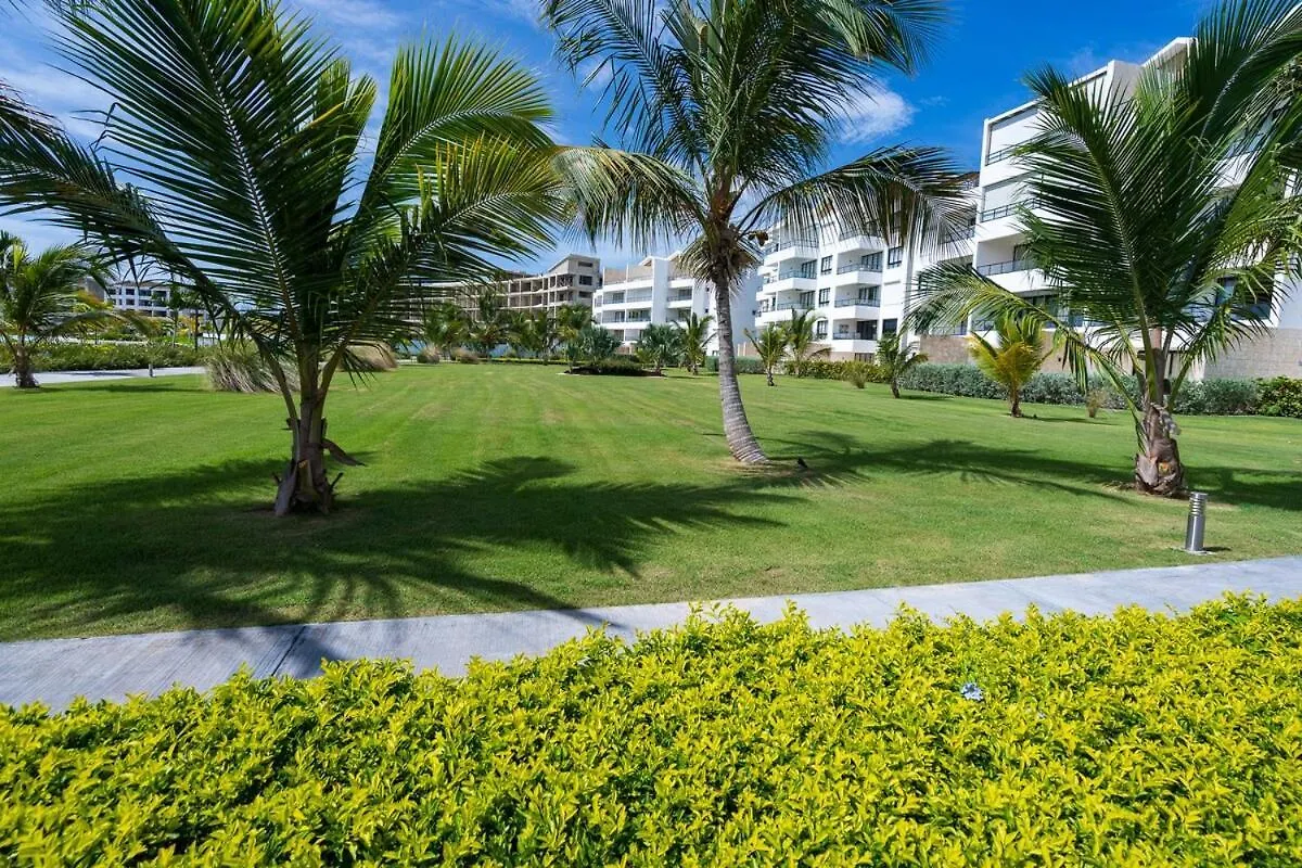 Beachfront Condo With Hot Tub بونتا كانا شقة